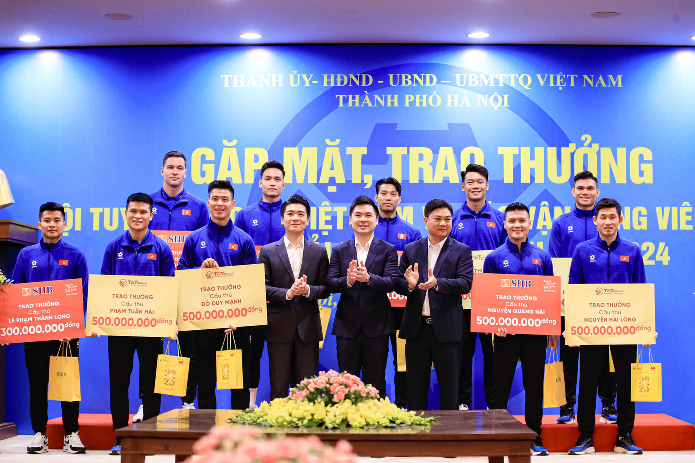 Ông Đỗ Vinh Quang, Phó Chủ tịch HĐQT Tập đoàn T&T Group và ông Đỗ Quang Vinh, Phó Chủ tịch HĐQT Ngân hàng SHB trao thưởng cho các cầu thủ. Ông Đỗ Vinh Quang, Phó Chủ tịch HĐQT Tập đoàn T&T Group và ông Đỗ Quang Vinh, Phó Chủ tịch HĐQT Ngân hàng SHB trao thưởng cho các cầu thủ.