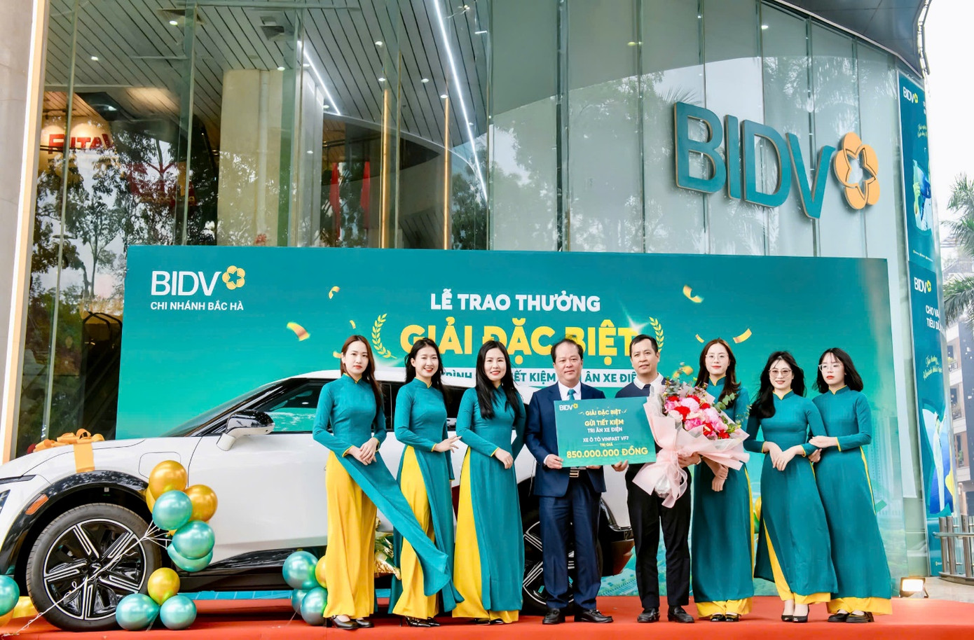 Giám đốc chi nhánh BIDV Bắc Hà trao giải Đặc biệt cho đại diện khách hàng trúng thưởng