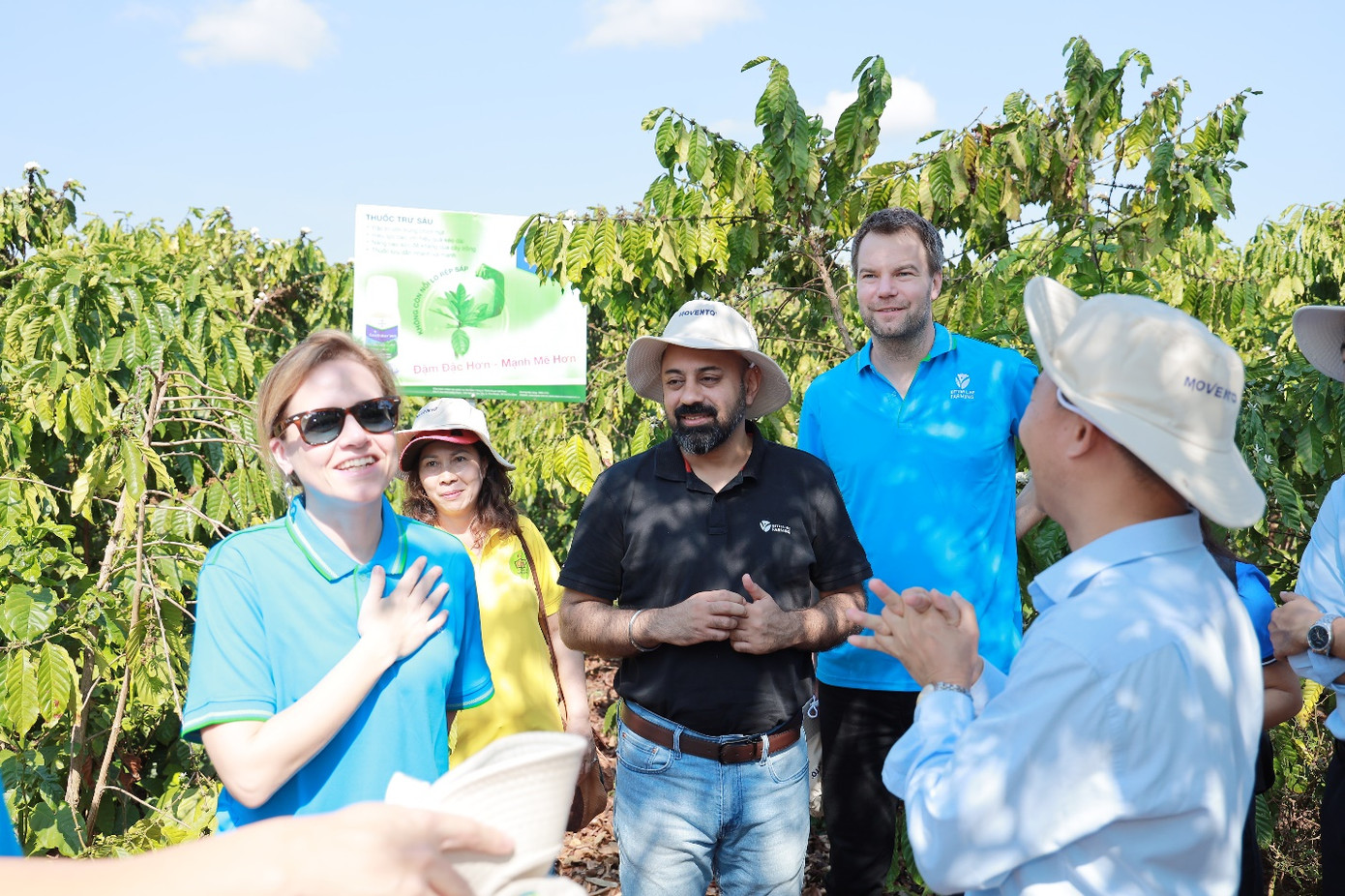 Bà Natasha Santos - Giám Đốc Chiến lược Bền vững Toàn cầu, Tập đoàn Bayer (bìa trái) chia sẻ cảm xúc khi tham quan mô hình mẫu thuộc dự án Better Life Farming.