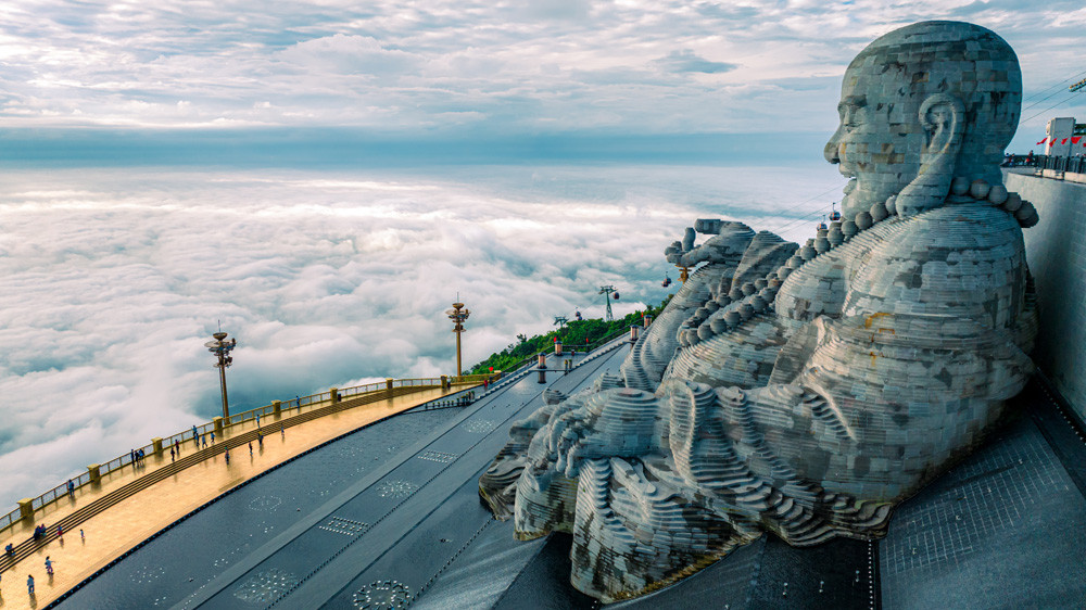 Tôn tượng Di Lặc Bồ Tát trên đỉnh núi Bà Đen. Ảnh: Minh Tú