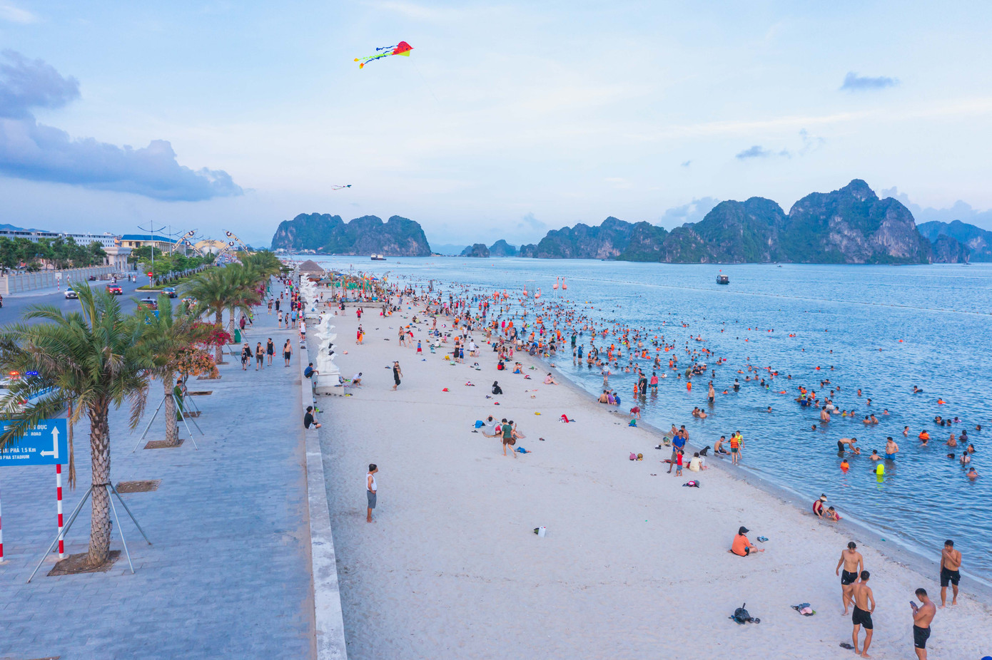 Bên cạnh đó, dự án còn bám sát vịnh Bái Tử Long, nơi được mệnh danh là viên ngọc xanh của miền Bắc Việt Nam, nổi bật với làn nước xanh ngọc bích, núi đá vôi trùng điệp và những bãi tắm nguyên sơ tuyệt đẹp. Bên cạnh đó, dự án còn bám sát vịnh Bái Tử Long, nơi được mệnh danh là viên ngọc xanh của miền Bắc Việt Nam, nổi bật với làn nước xanh ngọc bích, núi đá vôi trùng điệp và những bãi tắm nguyên sơ tuyệt đẹp.