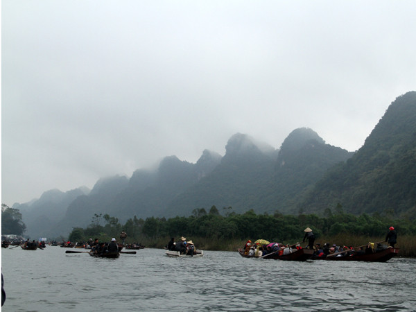 Suối Yến trong mùa lễ hội tấp nập thuyền đò