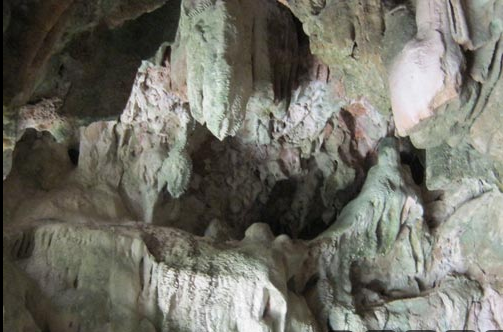 Vẻ đẹp và những hoa văn kỳ dị, sặc sỡ trong “Hang Hòm” lồ lộ và mờ ảo