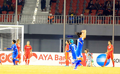 Nhưng niềm vui đó không kéo dài. Chỉ ít phút sau, Thái Lan tận dụng sự sơ hở của hàng thủ để ghi bàn gỡ hòa1-1. Đầu hiệp hai, Thái Lan ghi thêm bàn thắng nâng tỷ số lên 2-1