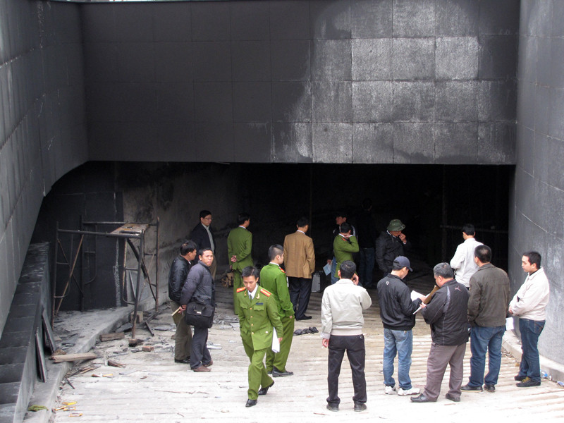 Lực lượng chức năng đang tiến hành thanh tra sai phạm về quy định phòng cháy chữa cháy, quy định xây dựng và an toàn lao động. Ảnh: Tuấn Nguyễn. Lực lượng chức năng đang tiến hành thanh tra sai phạm về quy định phòng cháy chữa cháy, quy định xây dựng và an toàn lao động. Ảnh: Tuấn Nguyễn