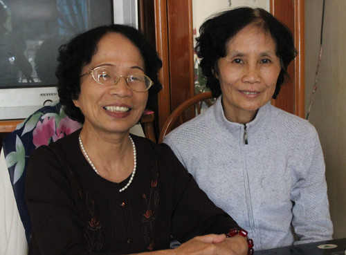 Bà Lưu Quang cùng chị gái liệt sĩ Đào Đức Định. Nhiều năm qua, bà được coi như một thành viên trong gia đình ông. Ảnh: Hoàng Phương