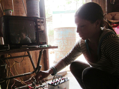 Bình ắc quy là thiết bị thắp sáng hạng sang ở Nà Ven, xã Ea Wer, huyện Buôn Đôn, tỉnh Đắk Lắk. Bình ắc quy là thiết bị thắp sáng hạng sang ở Nà Ven, xã Ea Wer, huyện Buôn Đôn, tỉnh Đắk Lắk