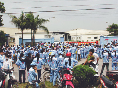 Lương thấp không đủ sống là nguyên nhân khiến đình công ngày càng tăng (Trong ảnh, công nhân khu công nghiệp Quang Minh-Hà Nội đình công đòi tăng lương) Ảnh: Hữu Cẩm