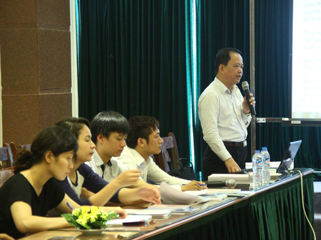 Phó Chánh văn Phòng kiêm Người phát ngôn Bộ VH-TT&DL Phan Đình Tân (đứng)