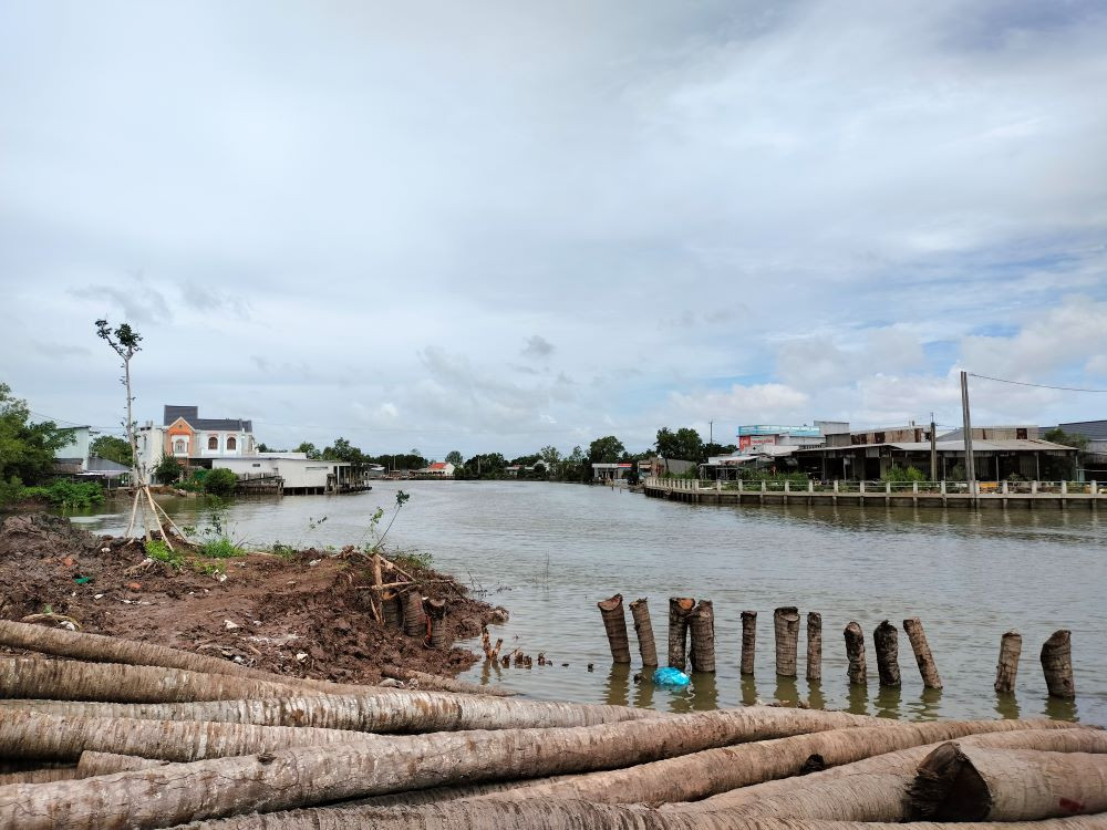 Địa phương bước đầu nhận định sạt lở do địa hình thuỷ văn phức tạp, nền sân yếu và khu vực miếu nằm tại ngã 3 sông có dòng nước chảy siết, thêm tác động của mưa nhiều, triều cường. Dù vậy, một công trình bờ kè kiên cố mới được đầu tư hơn một tỷ đồng, chưa nghiệm thu chính thức đã sạt lở mất hơn 1/3, cũng đặt ra nhiều câu hỏi về công tác khảo sát, thiết kế, thi công của dự án này.
