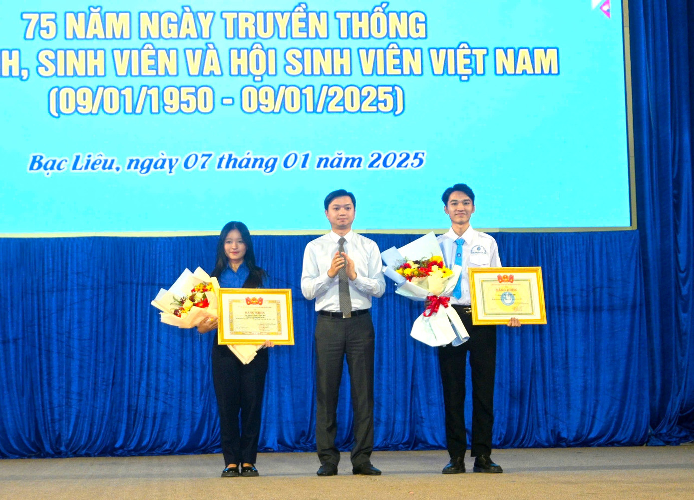 Anh Nguyễn Minh Triết – Bí thư T.Ư Đoàn trao bằng khen cho bạn Đoàn Trần Việt Hà – học sinh Trường THPT Chuyên Bạc Liêu và bạn Trần Quốc Duy – sinh viên Trường Đại học Bạc Liêu. Anh Nguyễn Minh Triết – Bí thư T.Ư Đoàn trao bằng khen cho bạn Đoàn Trần Việt Hà – học sinh Trường THPT Chuyên Bạc Liêu và bạn Trần Quốc Duy – sinh viên Trường Đại học Bạc Liêu.
