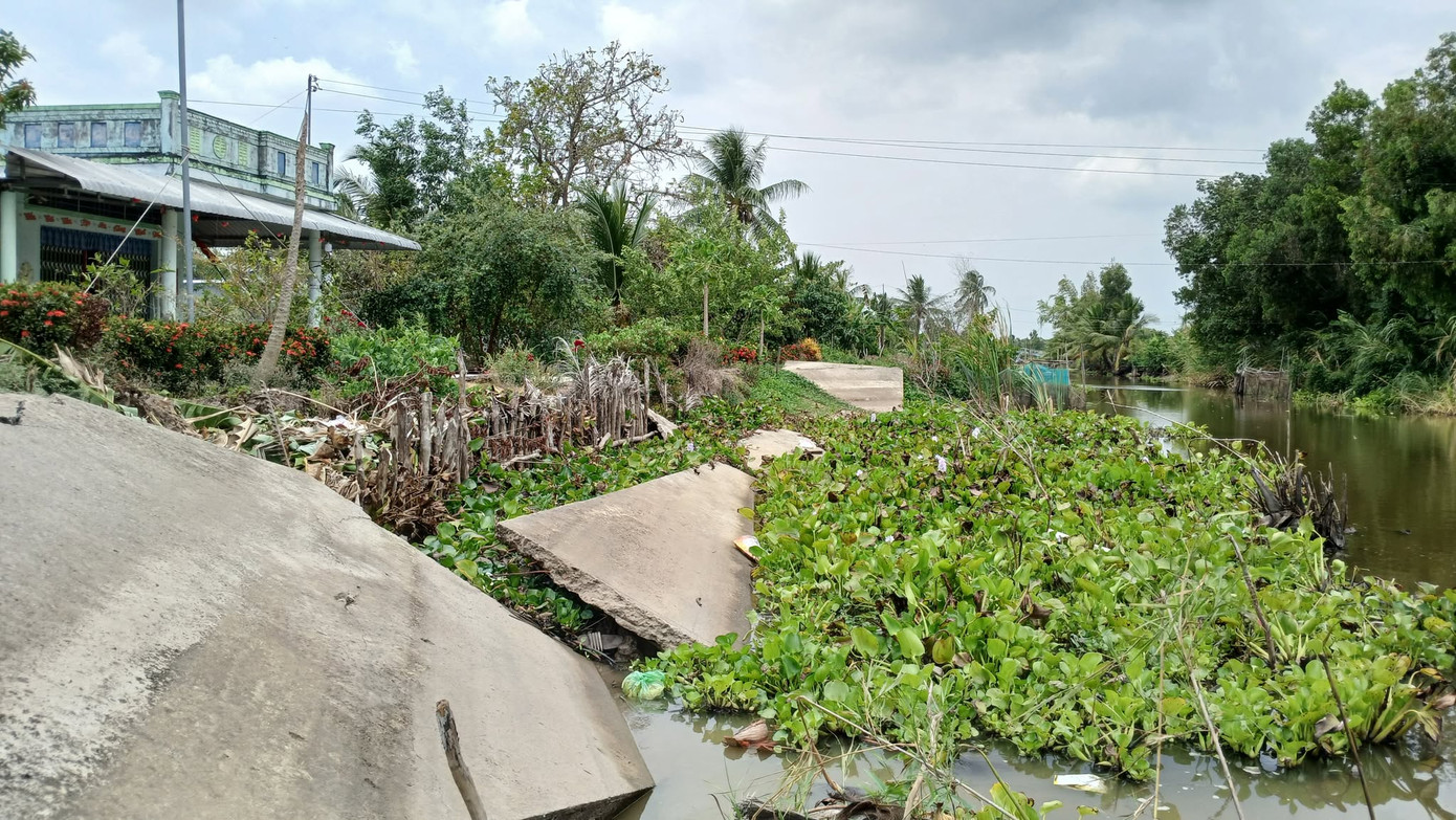 UBND huyện Trần Văn Thời (tỉnh Cà Mau) cho biết, hiện toàn huyện vẫn còn hơn 50 tuyến đường với hơn 160 điểm sạt lở, sụt lún của mùa khô năm trước chưa được khắc phục. Ước chi phí khắc phục hết hơn 10 tỷ đồng.