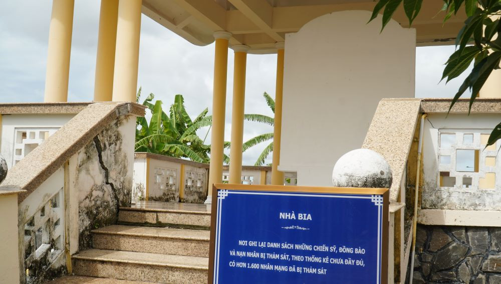 Khu vực nhà bia nhưng trên bia ghi danh không khắc tên hay ghi danh người nào, chỉ một bảng trắng không tên, không chữ.