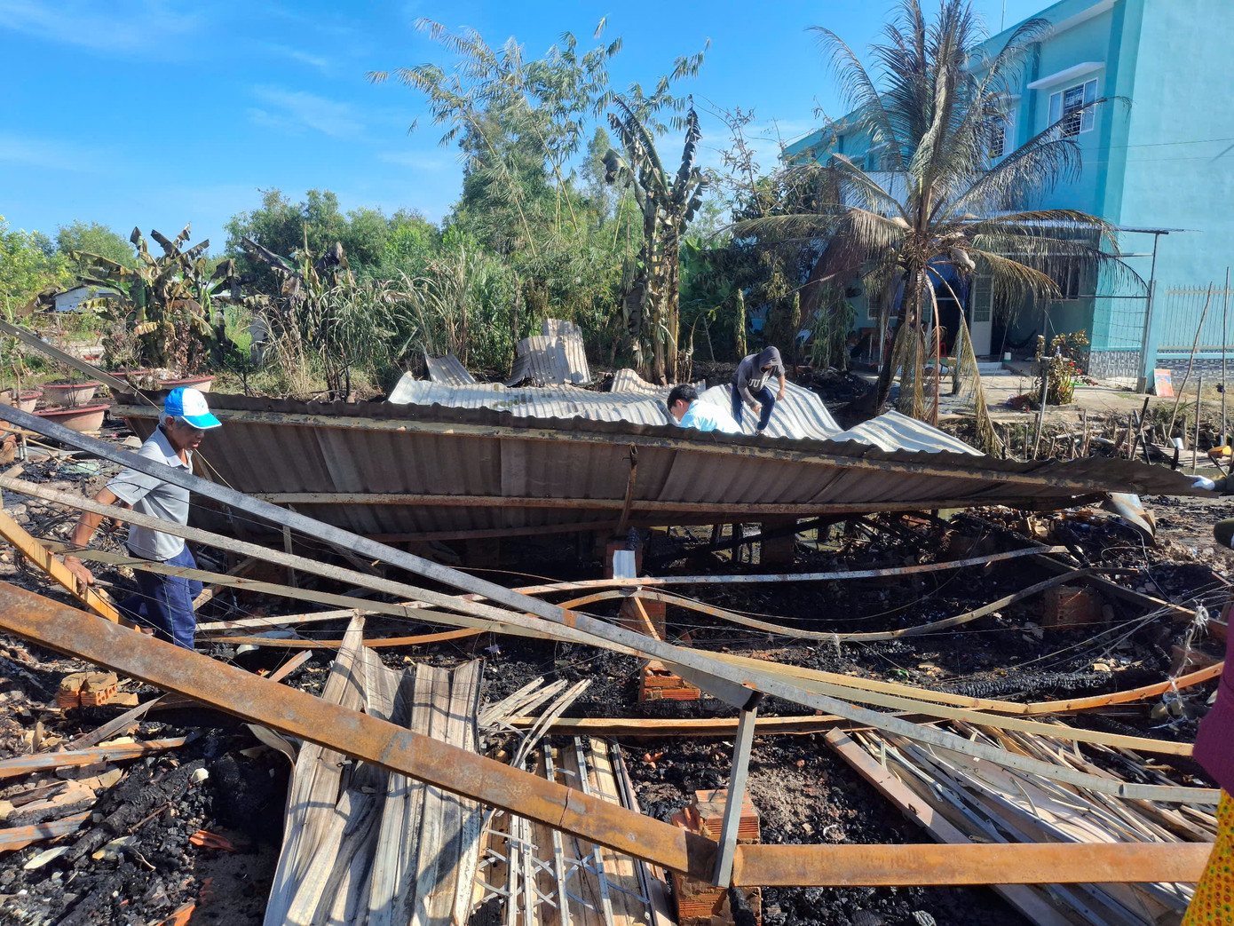 Căn nhà bị thiêu rụi hoàn toàn.