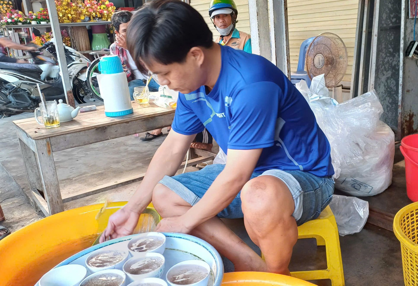 Do có nhiều năm gắn bó với nghề nên ông Hiền chỉ cần khoảng 6 phút là có thể đếm xong 1.000 con cua giống cho khách.