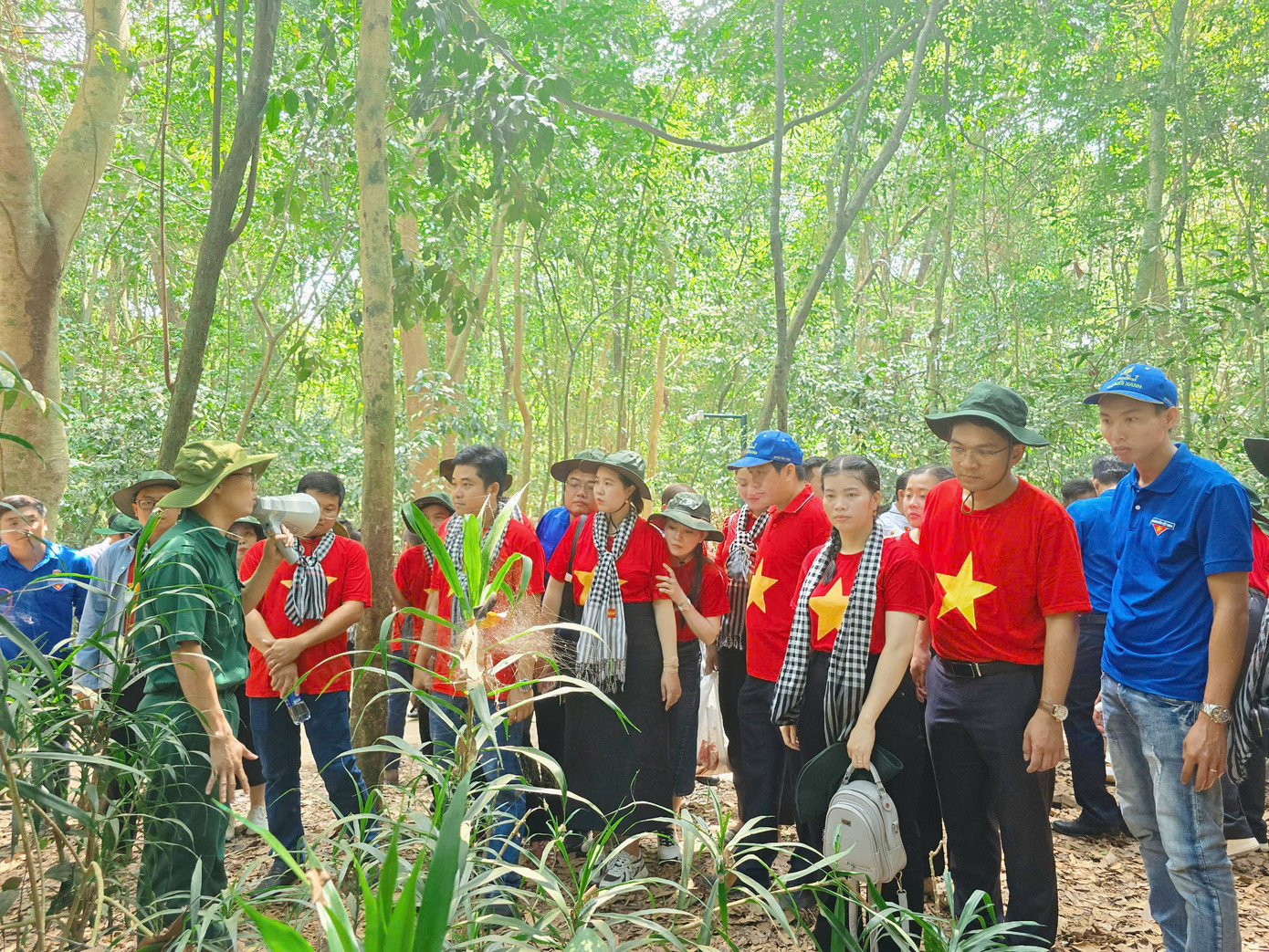 Tham quan Địa đạo Củ Chi.