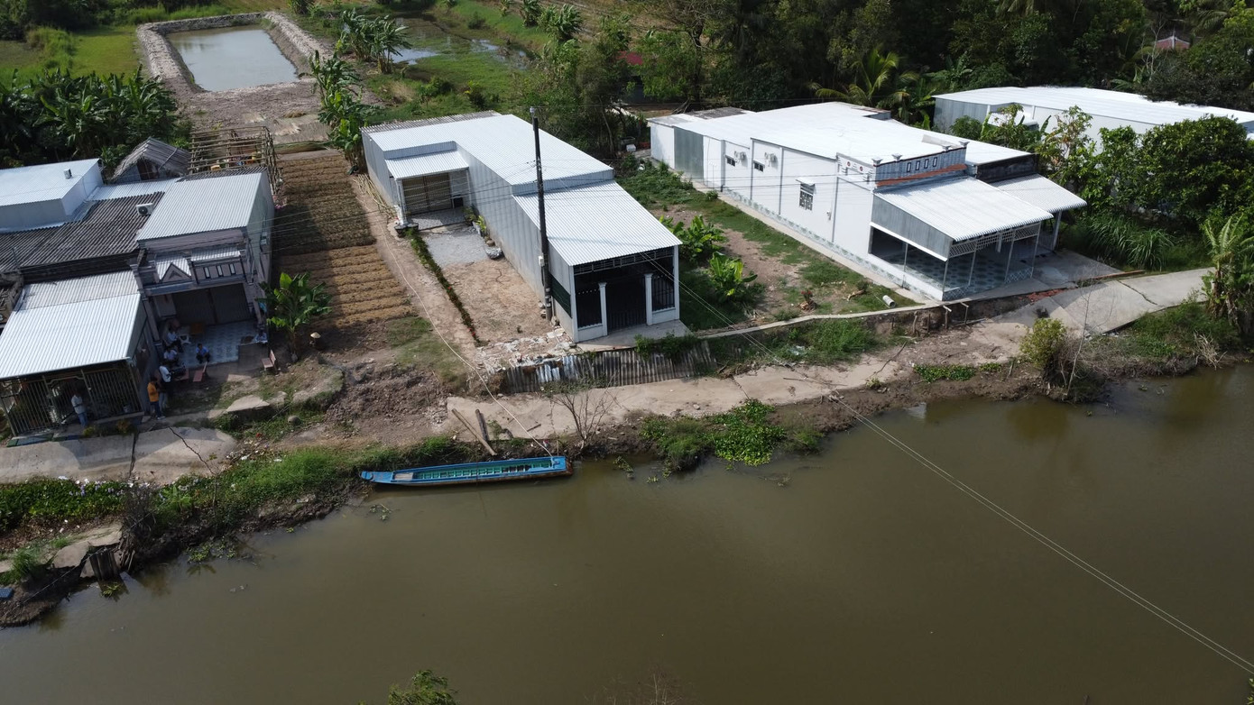 Đoạn đường bờ Nam kênh Quảng Hảo chỉ khoảng 1km, nhưng có hơn 30 vị trí sụt lún, sạt lở.