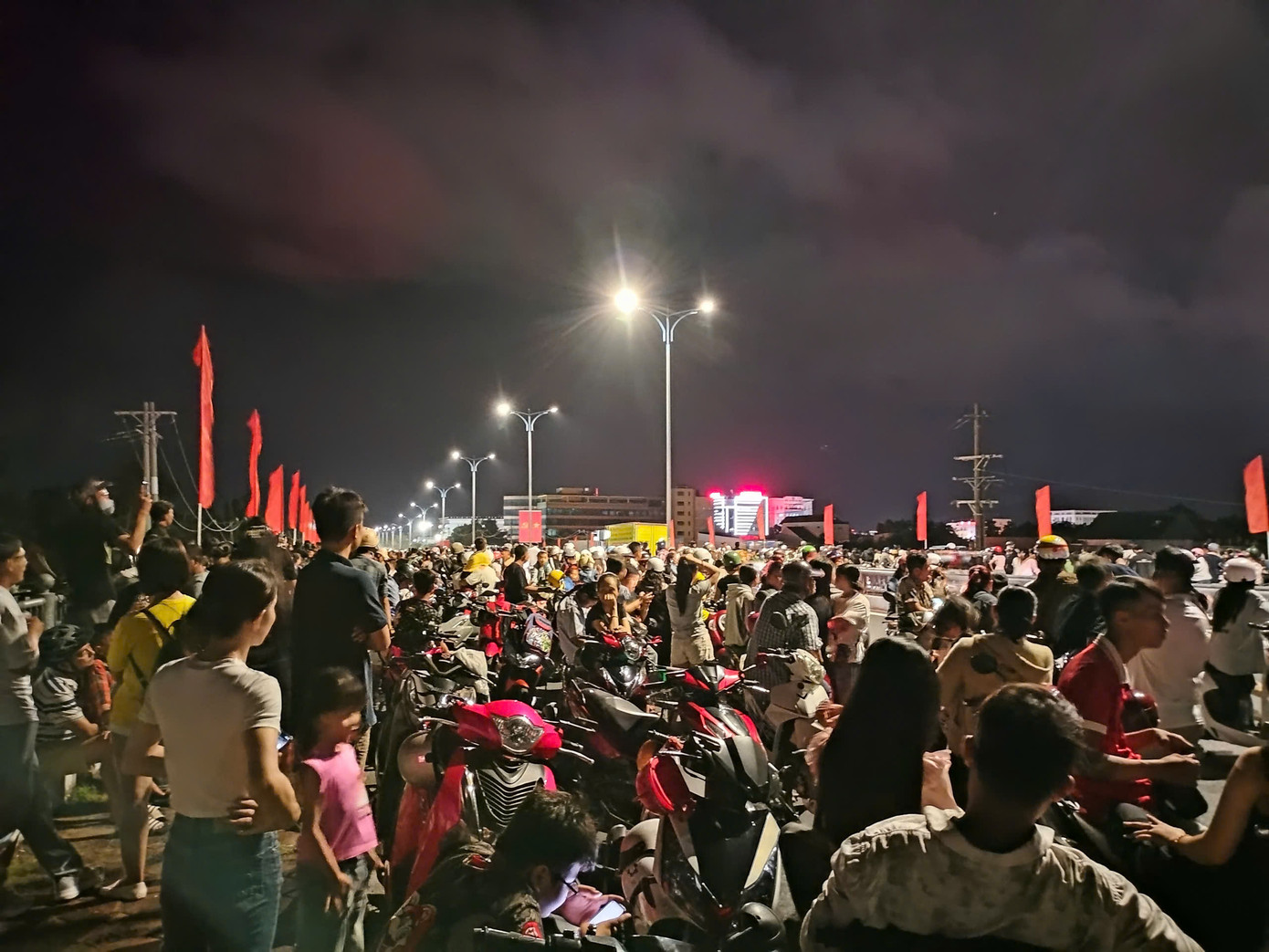 Rất đông người dân tập trung 2 bên đường chờ theo dõi pháo hoa tại thành phố Cà Mau.