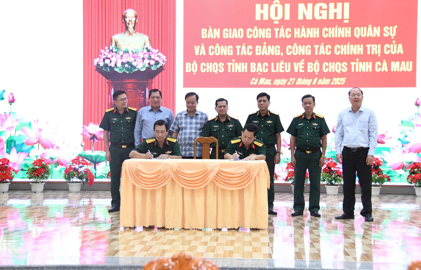 Lãnh đạo Bộ Tư lệnh Quân khu 9, lãnh đạo Tỉnh ủy, UBND tỉnh Cà Mau – Bạc Liêu chứng kiến ký biên bản bàn giao. Ảnh: Phú Quang. Lãnh đạo Bộ Tư lệnh Quân khu 9, lãnh đạo Tỉnh ủy, UBND tỉnh Cà Mau – Bạc Liêu chứng kiến ký biên bản bàn giao. Ảnh: Phú Quang.