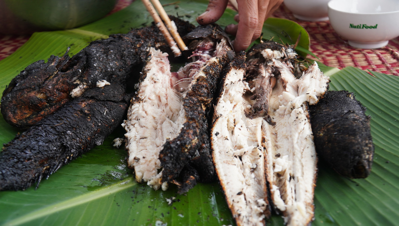 Tát đìa xong, chủ đìa sẽ chọn cá lóc, cá rô to đem đi nướng trui bằng rơm đãi họ hàng, hàng xóm.