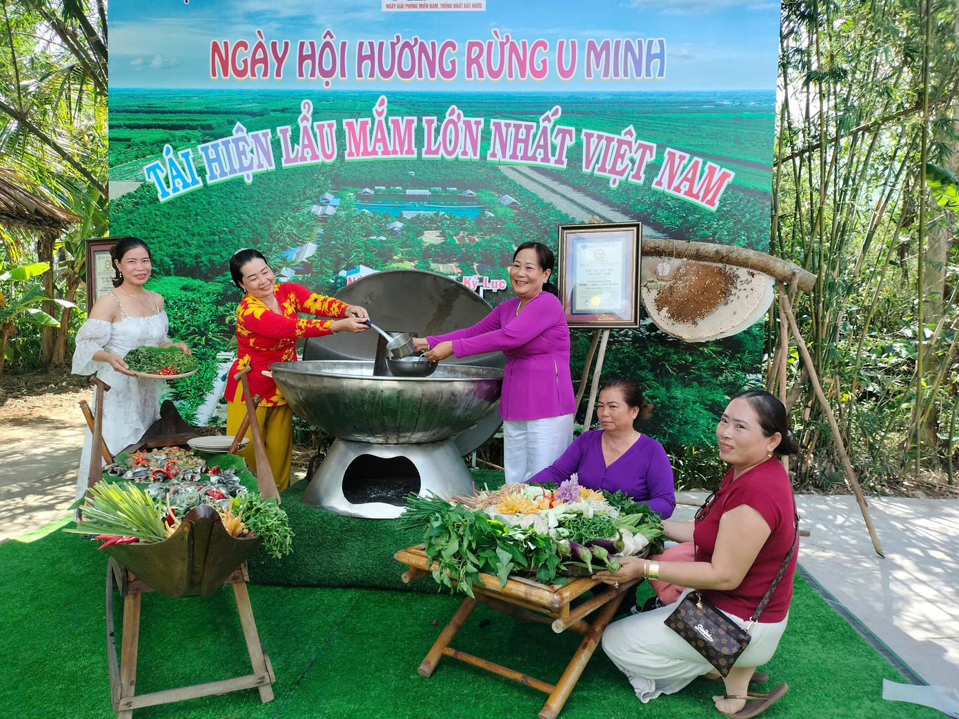 Du khách hào hứng với lẩu mắm lớn nhất từ trước tới nay.