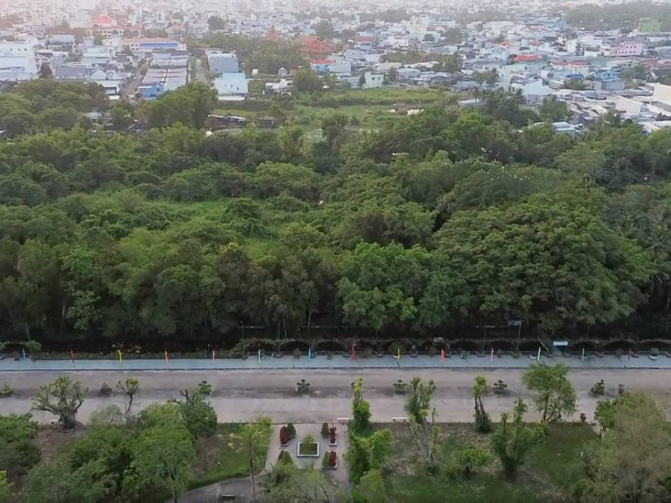 Vườn chim rộng khoảng 3ha, nơi cư ngụ của khoảng 53 loài chim và hơn 10.000 cá thể, như điên điển, cóc đế, còng cộc… và nhiều loài quý hiếm có trong Sách đỏ Việt Nam. Vườn chim rộng khoảng 3ha, nơi cư ngụ của khoảng 53 loài chim và hơn 10.000 cá thể, như điên điển, cóc đế, còng cộc… và nhiều loài quý hiếm có trong Sách đỏ Việt Nam.