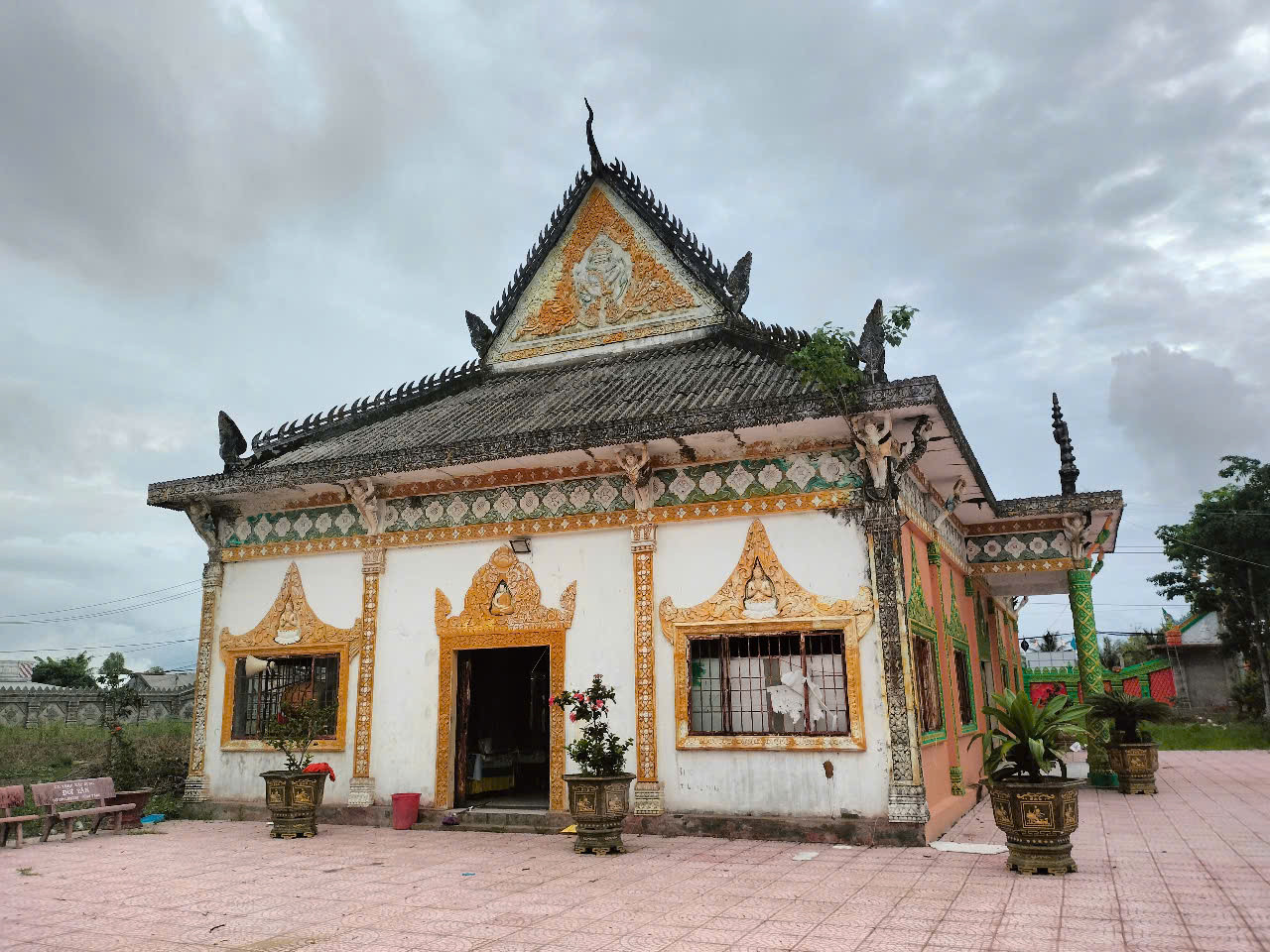 Di tích lịch sử quốc gia chùa Cao Dân (xã Tân Lộc, huyện Thới Bình, Cà Mau) gắn liền với phong trào kháng chiến chống Pháp và Mỹ, hiện ngôi chùa xuống cấp, hư hỏng nghiêm trọng do thời gian dài không được trùng tu, sửa chữa.