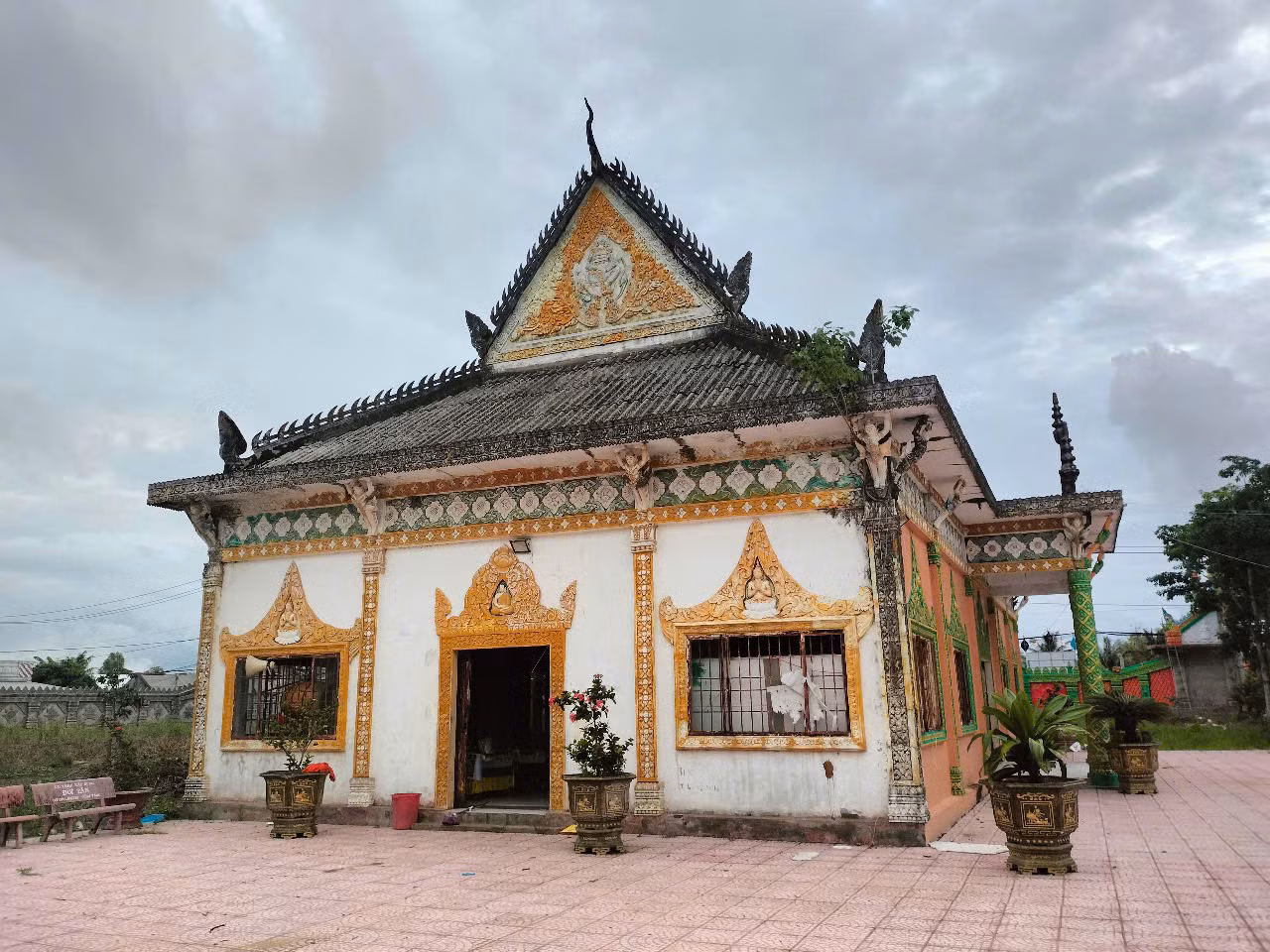Di tích lịch sử quốc gia chùa Cao Dân (xã Tân Lộc, huyện Thới Bình, Cà Mau) gắn liền với phong trào kháng chiến chống Pháp và Mỹ, hiện ngôi chùa xuống cấp, hư hỏng nghiêm trọng do thời gian dài không được trùng tu, sửa chữa.