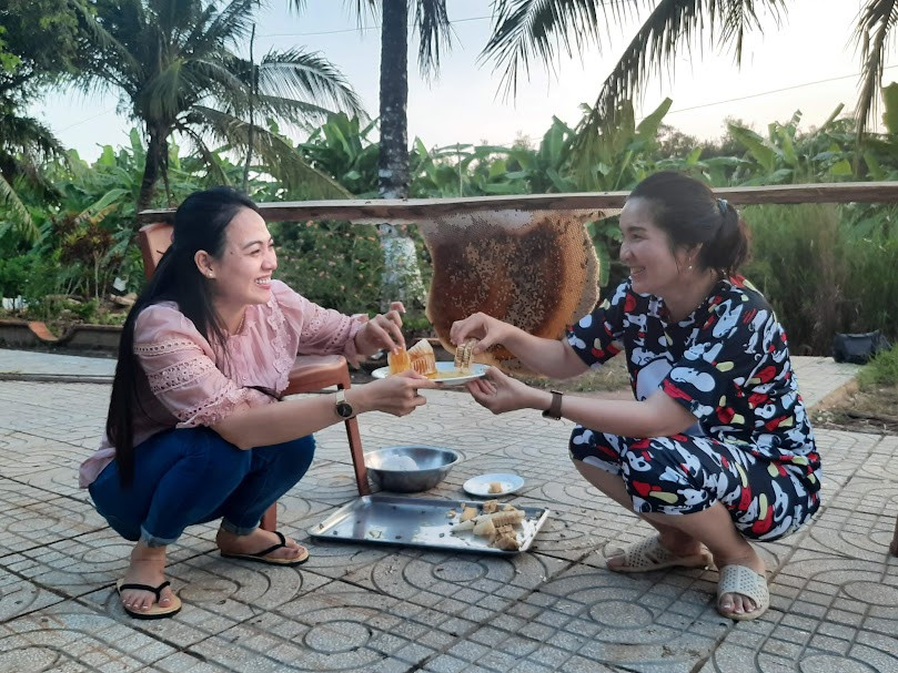 Du khách trải nghiệm ăn mật ong sau khi vào rừng lấy mật. Du khách trải nghiệm ăn mật ong sau khi vào rừng lấy mật.