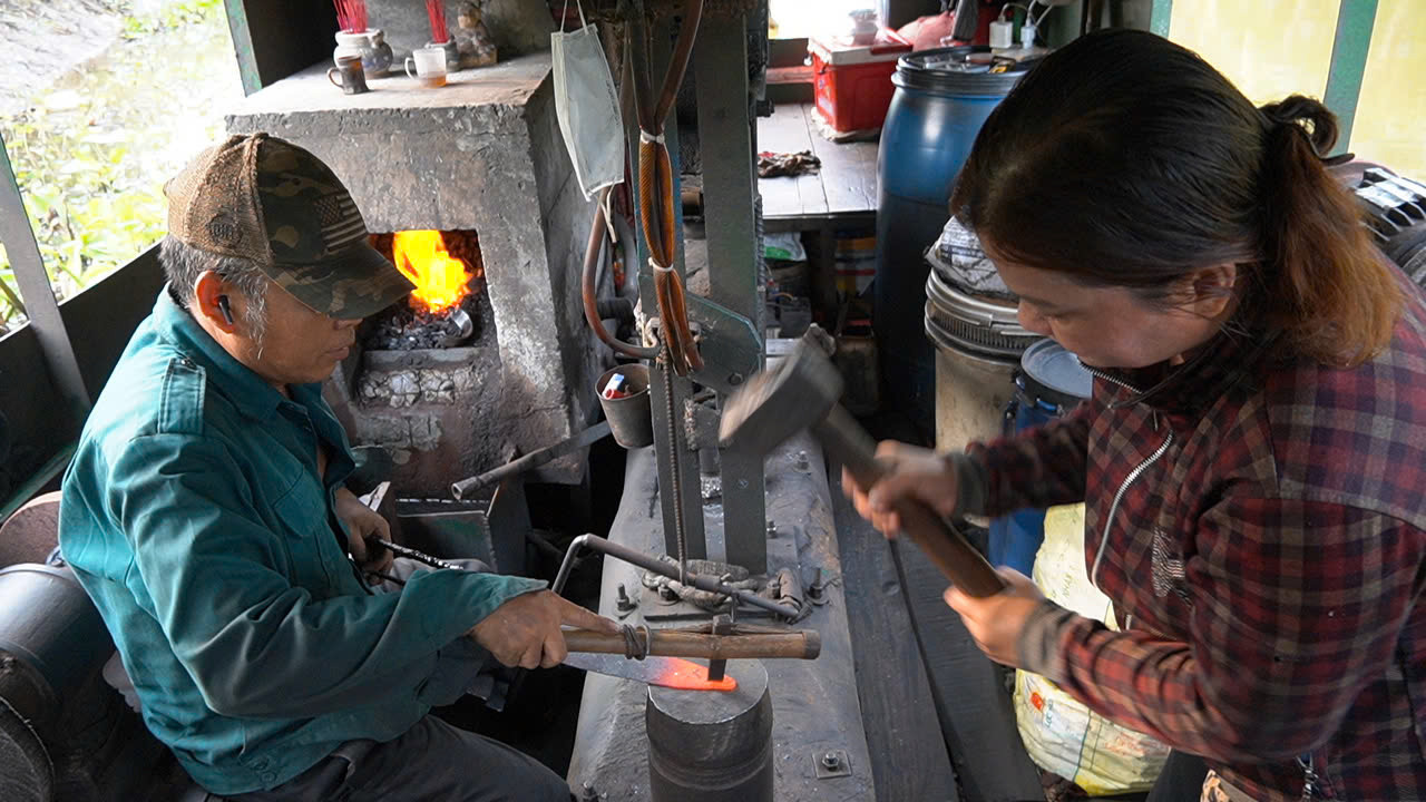 Gần 30 năm qua, ông Nguyễn Thanh Nhân cùng vợ là bà Trần Thị Thúy Phượng vẫn “rày đây mai đó” trôi dạt từ miệt Hậu Giang xuống tới Cà Mau mưu sinh bằng nghề rèn dạo, từ làm dụng cụ, nông cụ, hoặc đơn giản chỉ mài dao kéo theo nhu cầu. Gần 30 năm qua, ông Nguyễn Thanh Nhân cùng vợ là bà Trần Thị Thúy Phượng vẫn “rày đây mai đó” trôi dạt từ miệt Hậu Giang xuống tới Cà Mau mưu sinh bằng nghề rèn dạo, từ làm dụng cụ, nông cụ, hoặc đơn giản chỉ mài dao kéo theo nhu cầu.