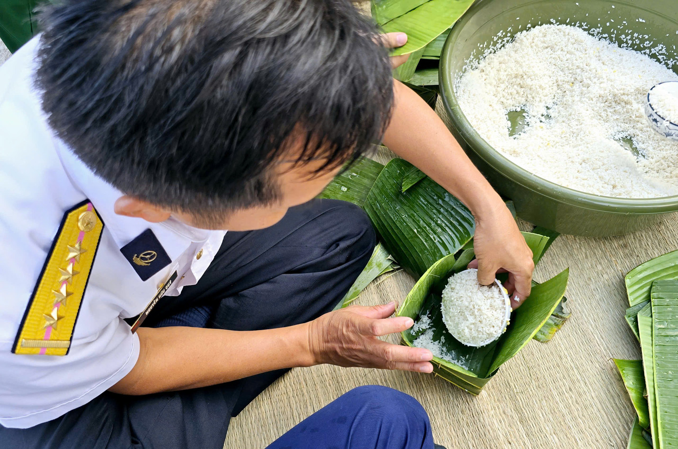 Cán bộ, chiến sĩ Hải quân thể hiện tay nghề gói bánh chưng. Cán bộ, chiến sĩ Hải quân thể hiện tay nghề gói bánh chưng.