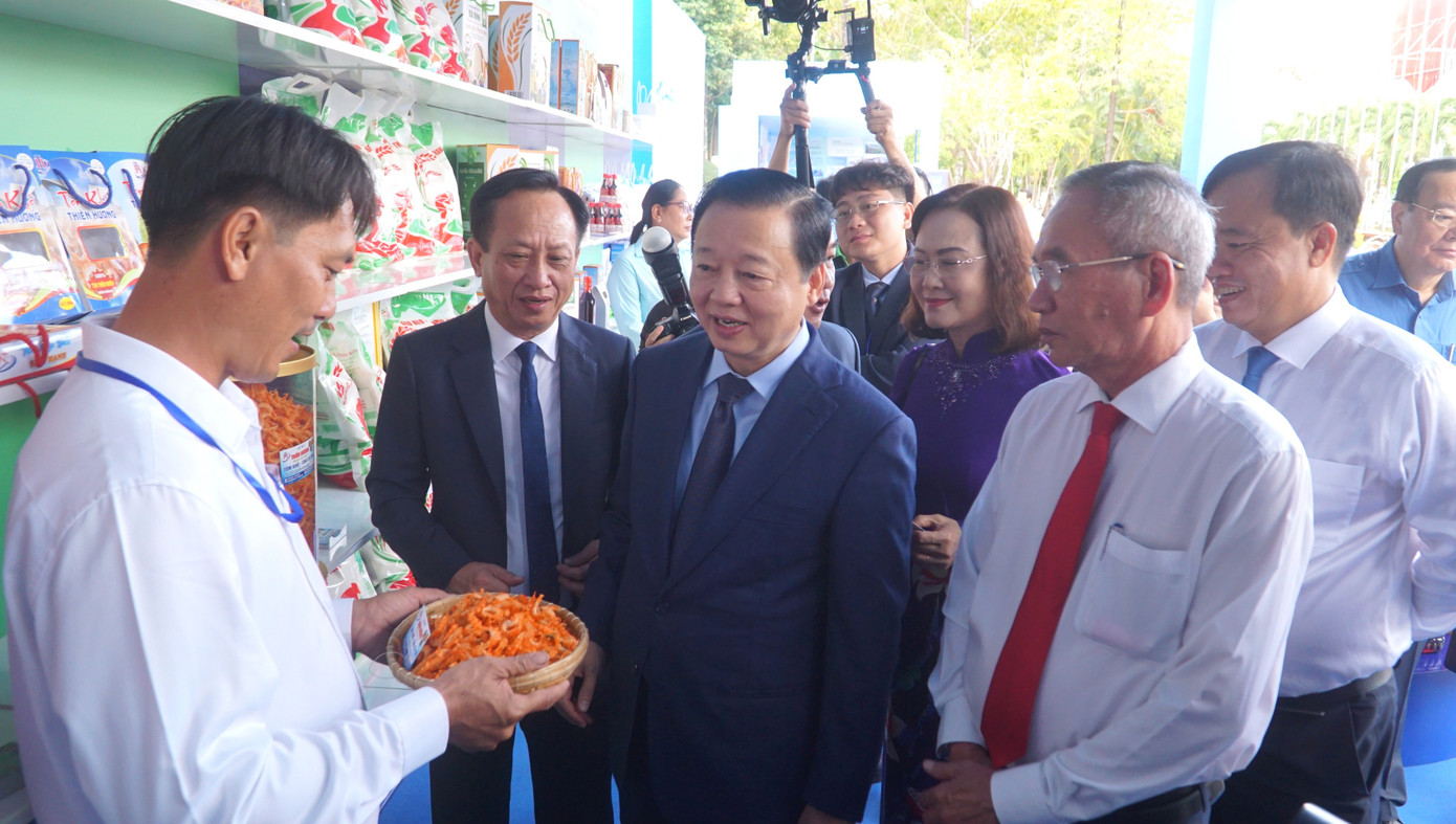 Phó Thủ tướng Trần Hồng Hà nghe giới thiệu về các sản phẩm đặc trưng của tỉnh Bạc Liêu.