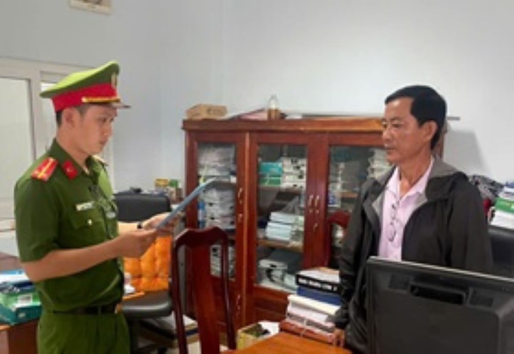 Công an triển khai quyết định khởi tố bị can Lê Anh Dũng. Ảnh: Cổng Công an Cà Mau. Công an triển khai quyết định khởi tố bị can Lê Anh Dũng. Ảnh: Cổng Công an Cà Mau.