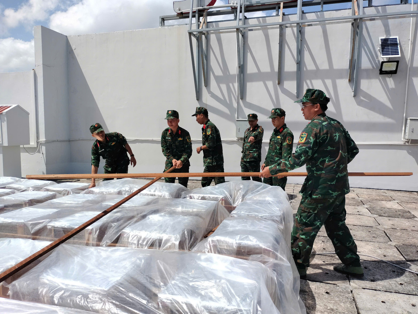 Đến thời điểm hiện tại, công tác chuẩn bị bắn pháo hoa đã cơ bản hoàn tất. 120 dàn pháo lắp tại công viên phường 5 (TP. Cà Mau) dự kiến sẽ khai hỏa lúc 21h.