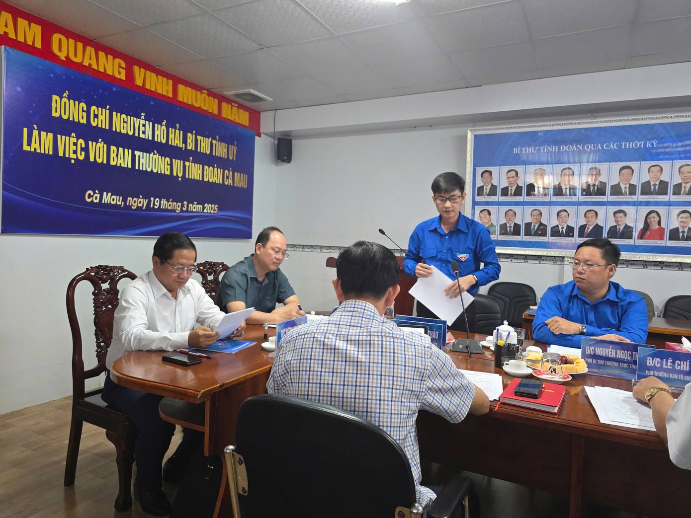 Anh Nguyễn Hoàng Đạo - Bí thư Tỉnh Đoàn Cà Mau (đứng) báo cáo kết quả công tác Đoàn và phong trào thanh thiếu nhi của tỉnh thời gian qua. Anh Nguyễn Hoàng Đạo - Bí thư Tỉnh Đoàn Cà Mau (đứng) báo cáo kết quả công tác Đoàn và phong trào thanh thiếu nhi của tỉnh thời gian qua.