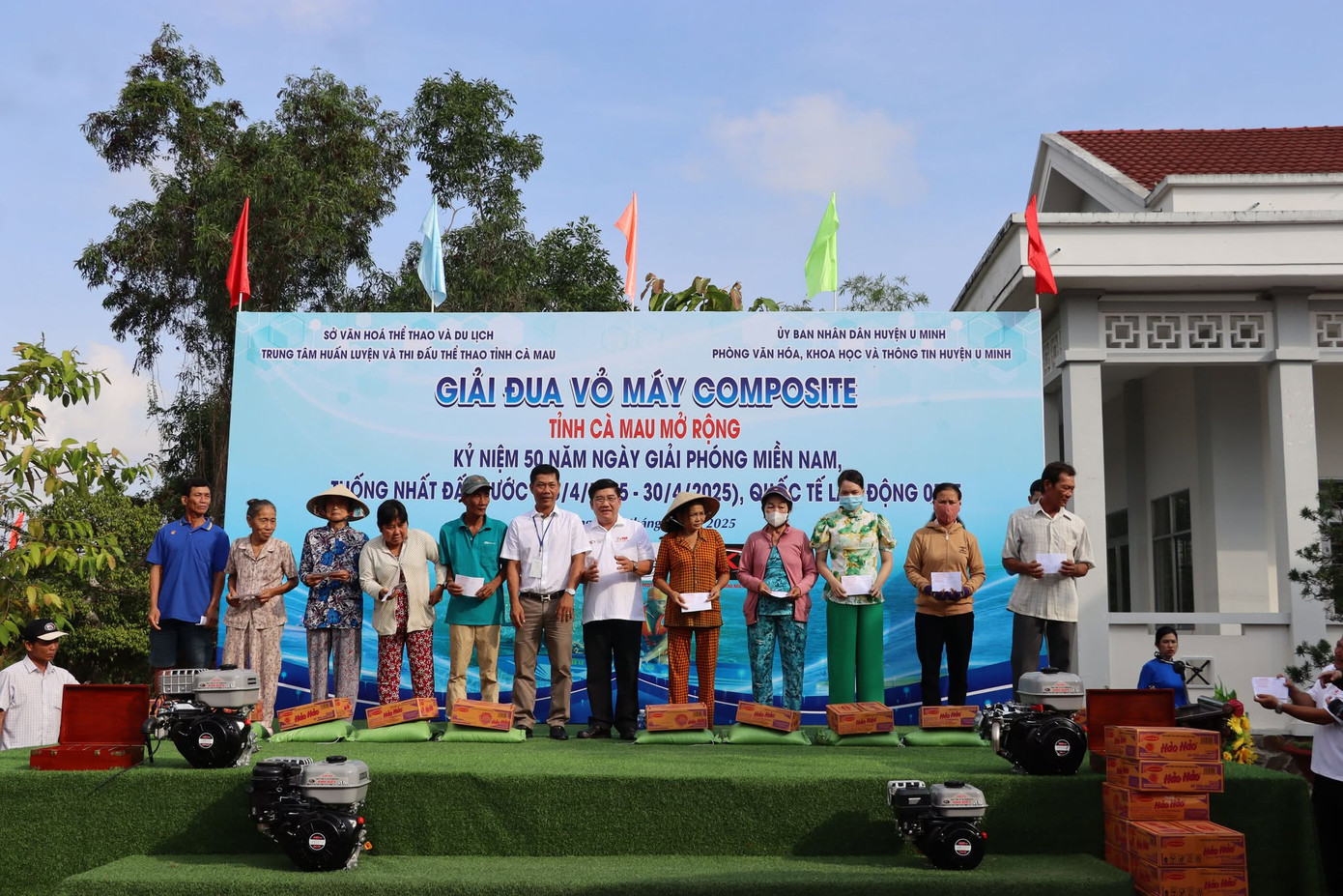 Dịp này, ban tổ chức đã vận động các nhà tài trợ trao tặng 20 suất quà cho các gia đình có hoàn cảnh khó khăn ở thị trấn U Minh.