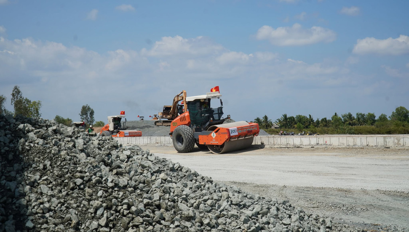 Các nhà thầu đã huy động 183 mũi thi công, 971 máy móc thiết bị, 3.000 nhân lực thi công tuyến cao tốc Cần Thơ - Cà Mau.