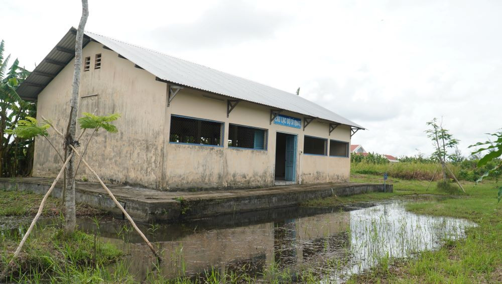 Câu lạc bộ sĩ quan (phục dựng) là nơi ăn chơi, giải trí của lính Bình Hưng. Đây cũng là nơi giam giữ, tra tấn người tù một cách tàn nhẫn (cho đứng khom lưng dưới sân khấu, bị tra tấn bằng âm thanh có cường độ cực mạnh). Tuy nhiên, nơi đây thường xuyên bị ngập nước, tường bị bong tróc, cỏ um tùm.