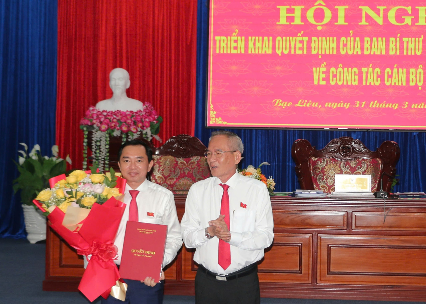 Bí thư Tỉnh ủy Bạc Liêu Lữ Văn Hùng trao quyết định và tặng hoa chúc mừng ông Phan Thanh Duy.