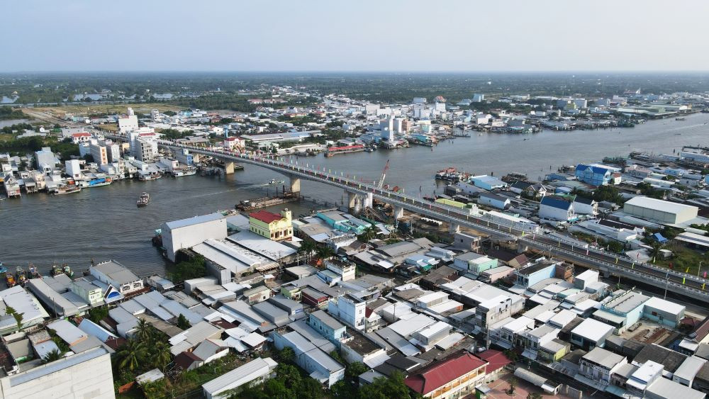 Từ trục đường Đông - Tây có điểm đầu tuyến là cầu qua sông Ông Đốc (huyện Trần Văn Thời, tỉnh Cà Mau), cầu có tổng chiều dài hơn 1,4km, tổng mức đầu tư gần 700 tỷ đồng, đưa vào sử dụng vào cuối năm 2023.