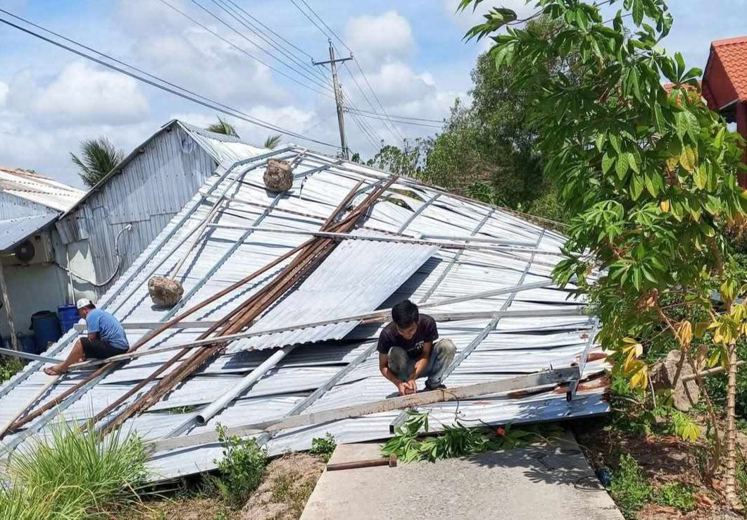Dông lốc làm sập, tốc mái nhiều căn nhà, trường học ở Cà Mau. Dông lốc làm sập, tốc mái nhiều căn nhà, trường học ở Cà Mau.