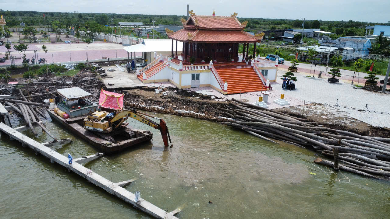 Vụ sạt lở xảy ra lúc 3h ngày 16/6, đoạn sạt lở dài 55 m, sâu vào bờ 15 m, làm hư hỏng 36 m phần bờ kè mới xây dựng và làm sập hoàn toàn 300 m2 sân miếu, ước tính thiệt hại hơn 750 triệu đồng.