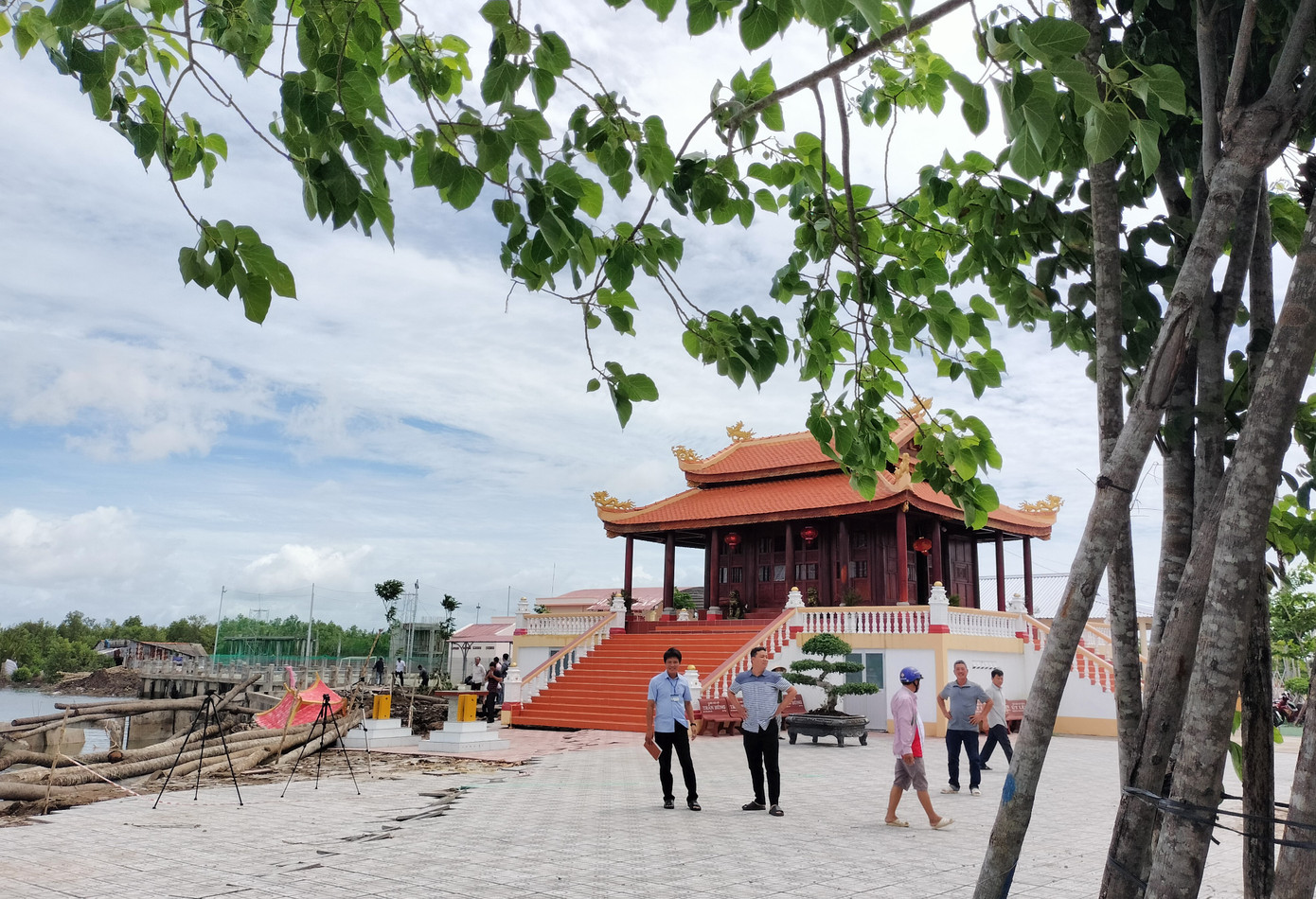 Bờ kè sạt lở, kéo theo sạt lở một phần sân miếu bà. Phần sân này cũng mới được UBND huyện Đầm Dơi hỗ trợ kinh phí đầu tư xây dựng 2 lần, tổng trị giá 500 triệu đồng, đã thi công lát gạch hoàn thiện gần 980 m2.