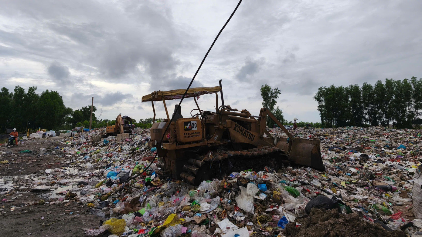 Tỉnh Cà Mau vừa vận hành hệ thống máy bơm tại các hố chứa rác dự phòng, nhằm duy trì hố chôn rác tạm thời trong 6 tháng tới.