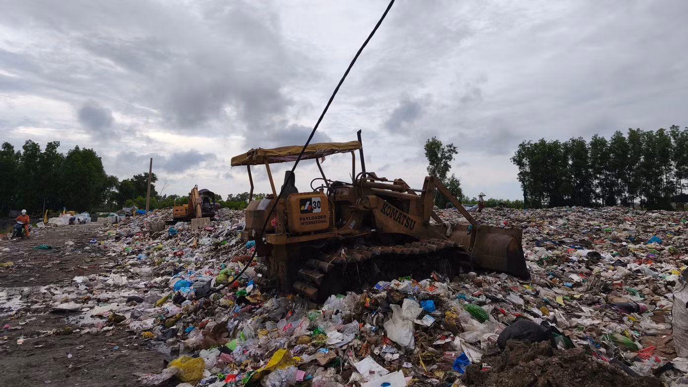Tỉnh Cà Mau vừa vận hành hệ thống máy bơm tại các hố chứa rác dự phòng, nhằm duy trì hố chôn rác tạm thời trong 6 tháng tới.