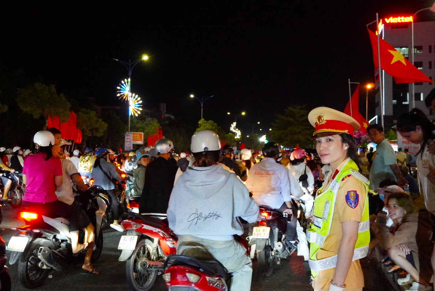 Lực lượng Cảnh sát giao thông điều tiết xe, giúp mọi người đi lại thuận lợi, không để xảy ra tình trạng ùn ứ, kẹt xe…