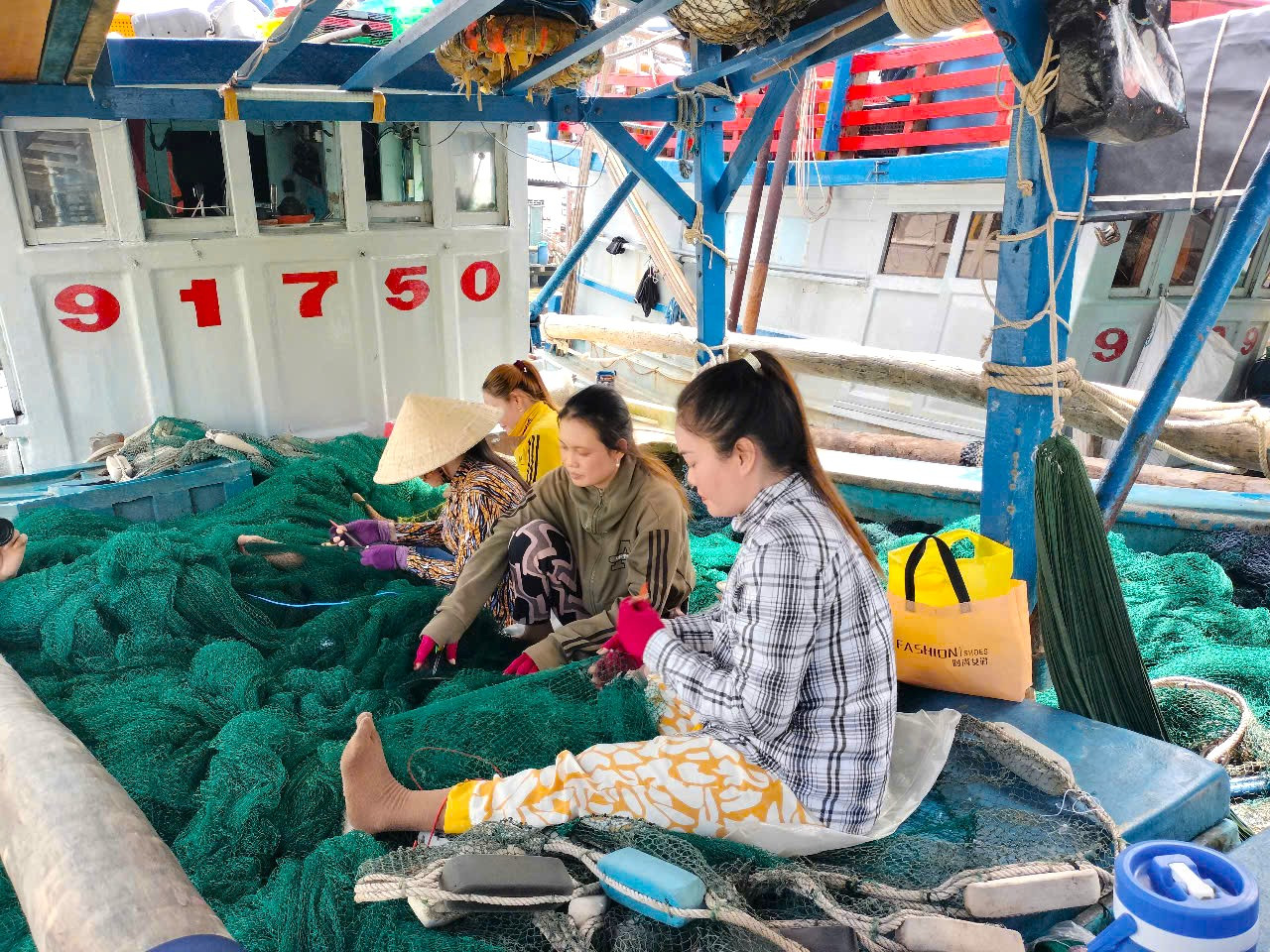 Tàu cá của ông Đặng chuẩn bị ngư lưới cụ vươn khơi đánh bắt xuyên Tết.