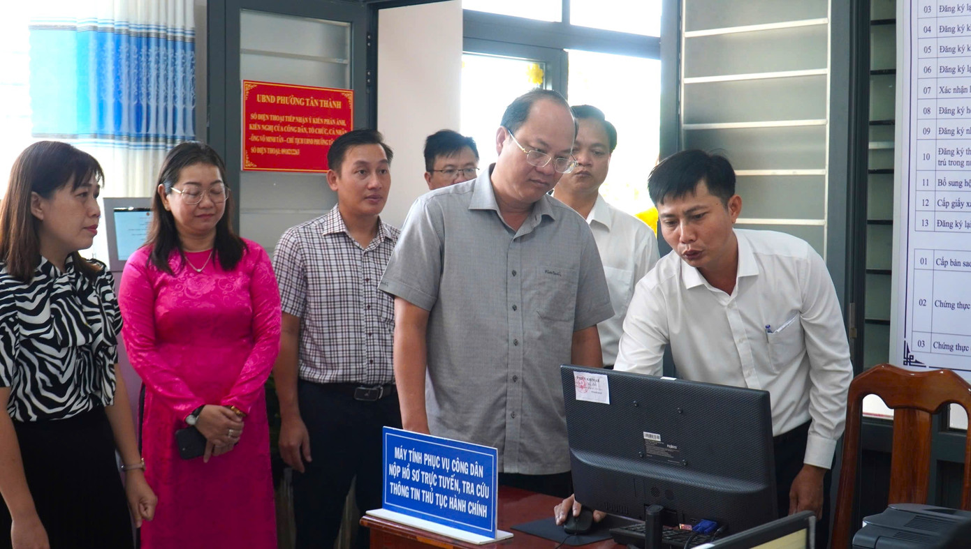 Bí thư Tỉnh uỷ Cà Mau - Nguyễn Hồ Hải (áo xám) kiểm tra vận hành thử bộ máy cấp xã mới.