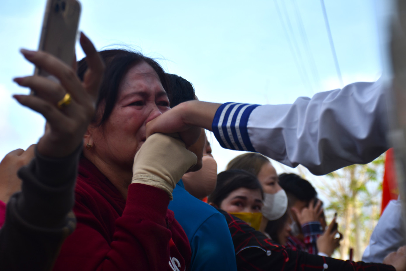Tân binh tỉnh Cà Mau chia tay người thân.