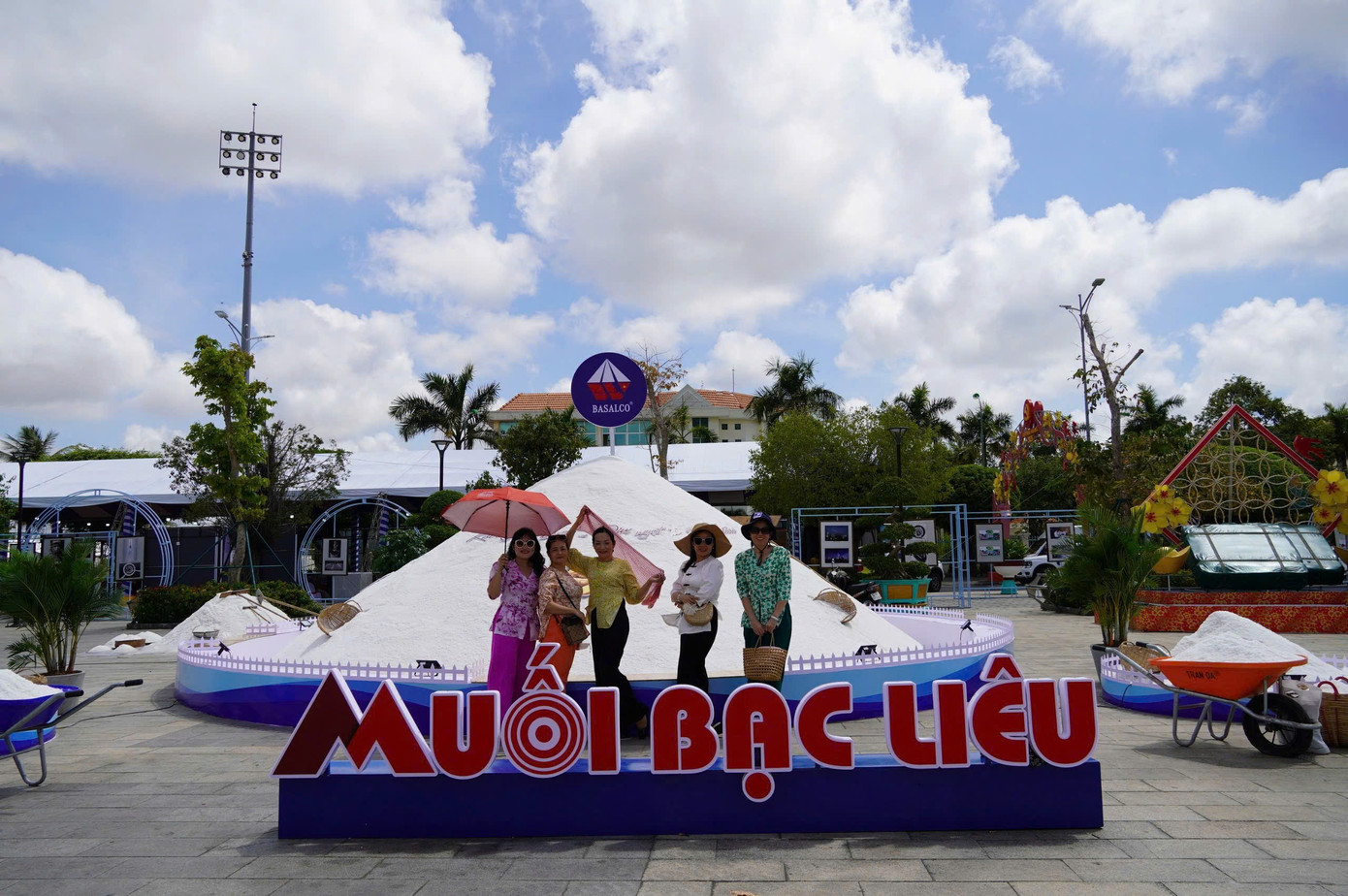 Núi muối tại festival thu hút nhiều du khách chụp hình. Núi muối tại festival thu hút nhiều du khách chụp hình.